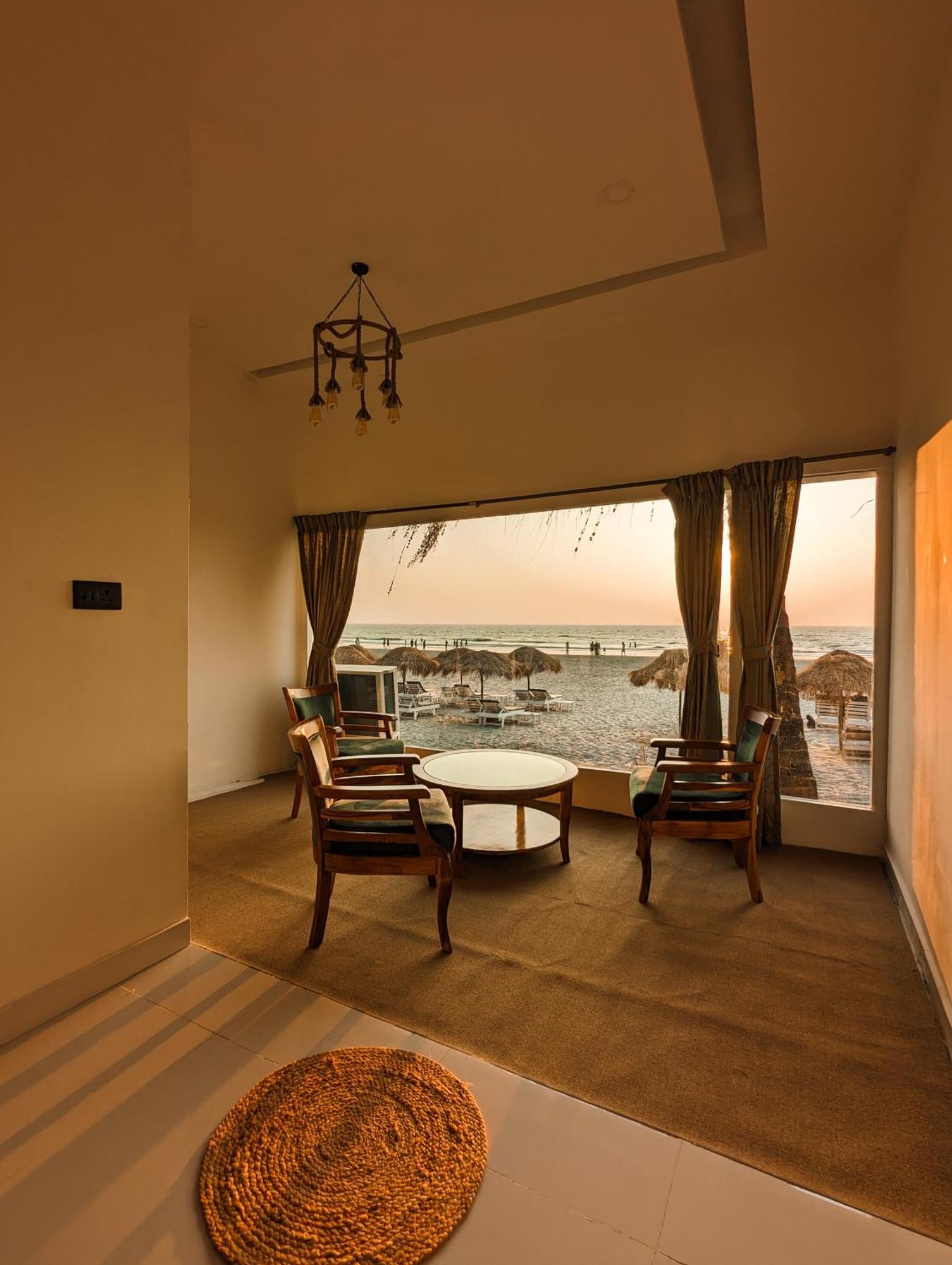 Aqua Beach Stays Ashwem Mandrem Exterior photo