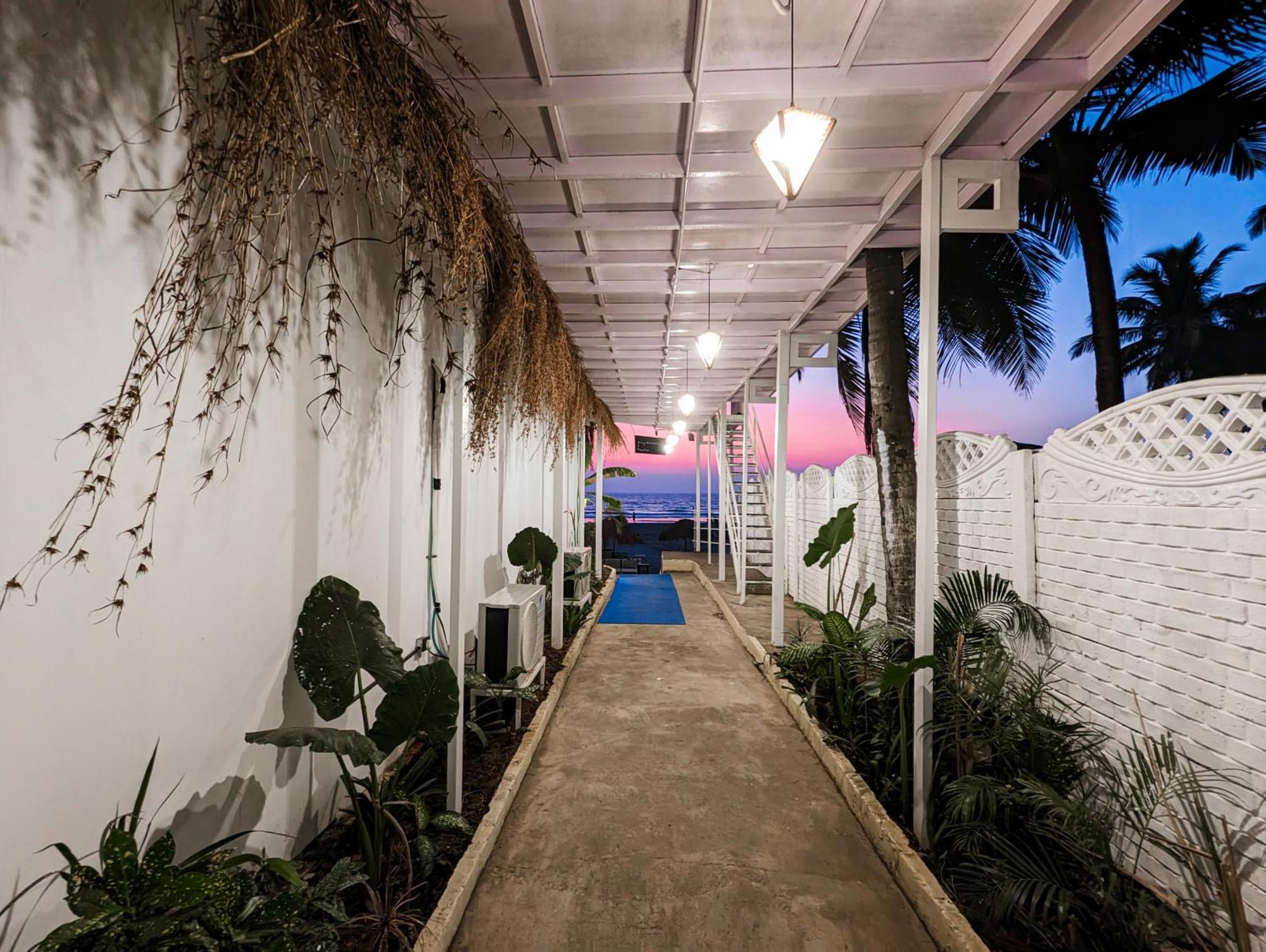 Aqua Beach Stays Ashwem Mandrem Exterior photo