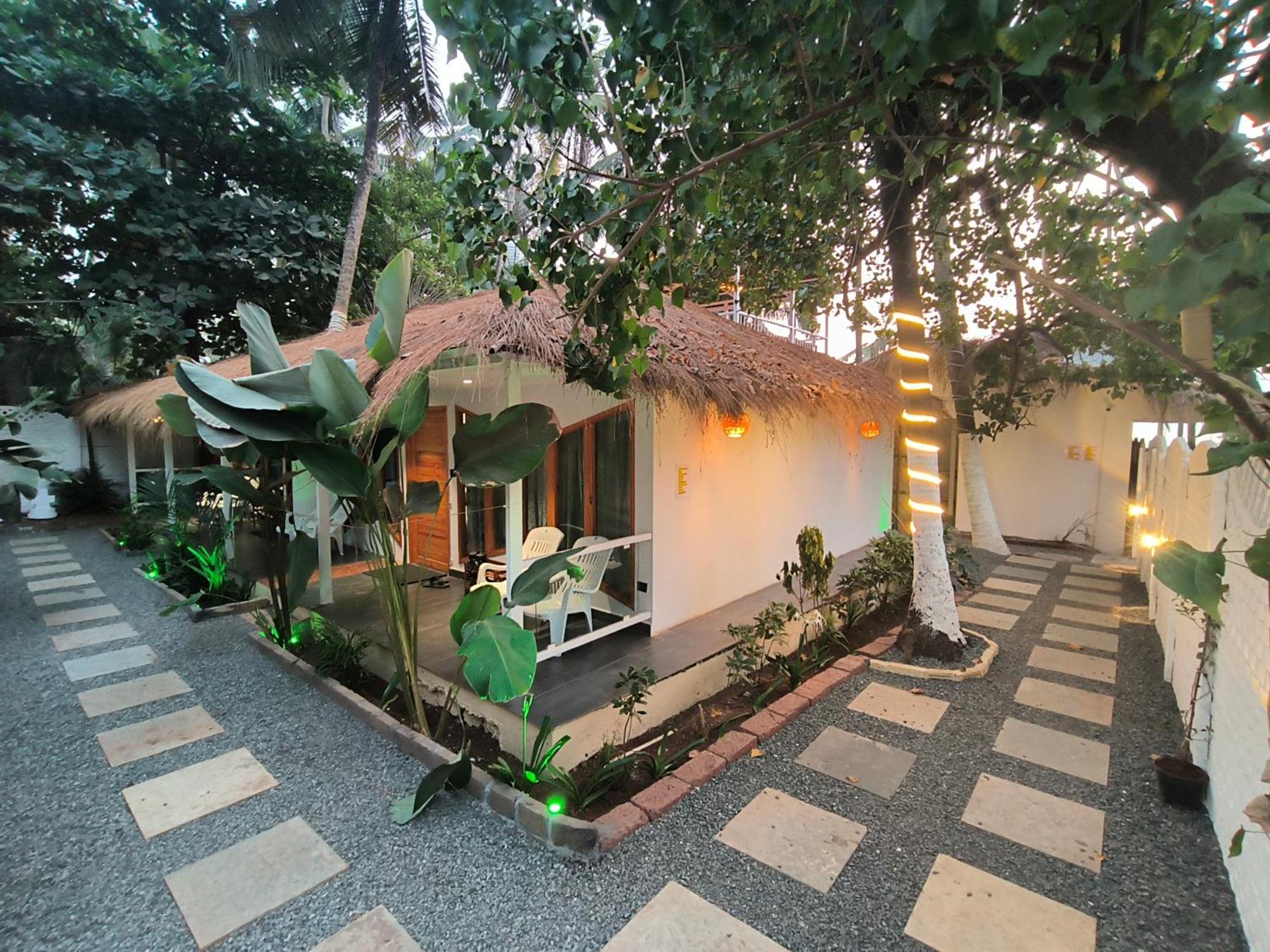 Aqua Beach Stays Ashwem Mandrem Exterior photo