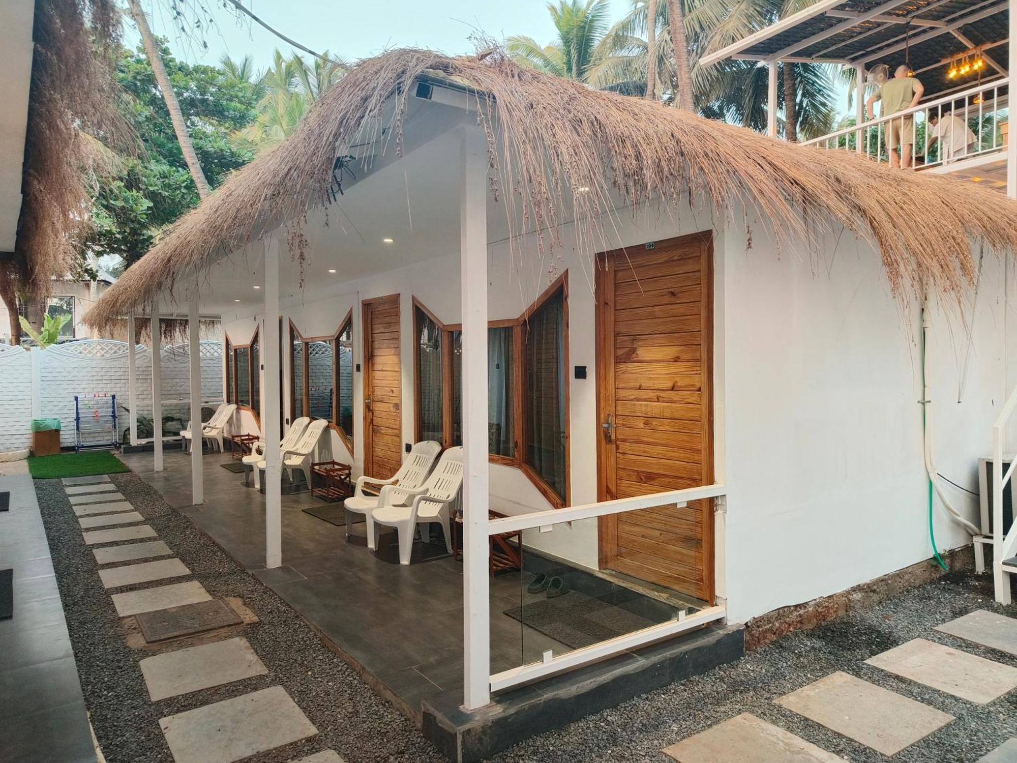 Aqua Beach Stays Ashwem Mandrem Exterior photo