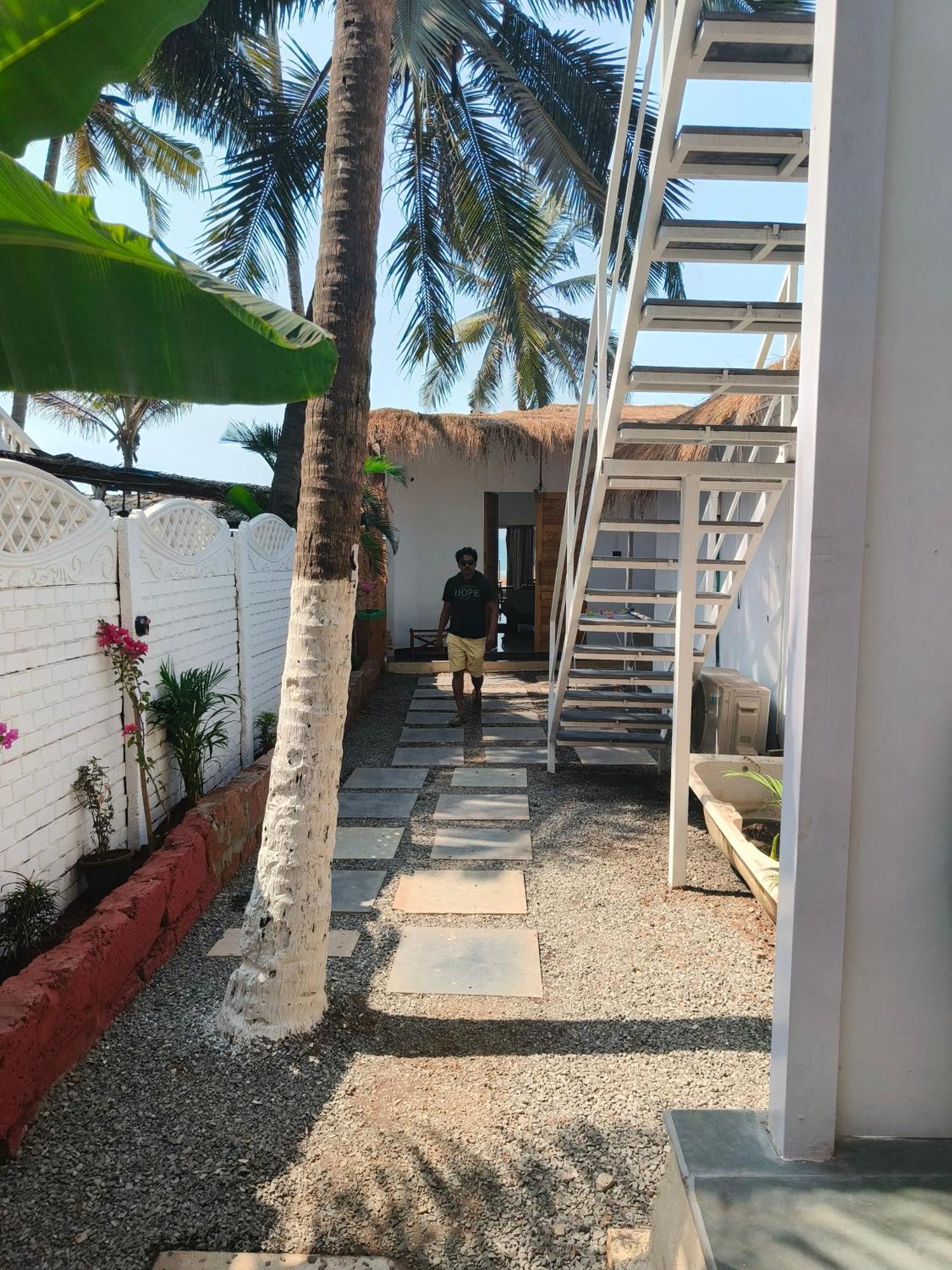 Aqua Beach Stays Ashwem Mandrem Exterior photo