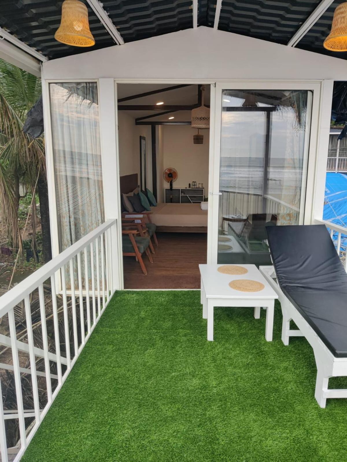 Aqua Beach Stays Ashwem Mandrem Exterior photo